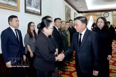 El miembro del Buró Político e integrante permanente del Secretariado del Comité Central del PCV, Tran Cam Tu (segundo por la derecha), expresa sus condolencias a la embajadora de Laos en Vietnam, Khamphao Ernthavanh, el 10 de agosto. (Foto: VNA)