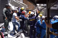 Equipos de rescate buscan víctimas entre los escombros de un edificio derrumbado por el terremoto en Manizales, Colombia, el 10 de agosto de 2026. (Foto: Xinhua/VNA)