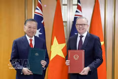 El secretario general del Comité Central del Partido Comunista de Vietnam y presidente de la República, To Lam (izquierda), y el primer ministro de Australia, Anthony Albanese, intercambian la Declaración Conjunta. (Foto: VNA)