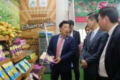 El director general de la FAO, Qu Dongyu, visita el Centro de Promoción Comercial para la Agricultura. (Foto: congthuong.vn)