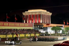 La guardia de honor de la Armada, las fuerzas de infatería y aéreas ensaya en la Plaza Ba Dinh. (Foto: VNA)