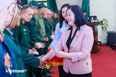 La presidenta del Frente de la Patria de Vietnam, Bui Thi Minh Hoai, entrega obsequios a veteranos de guerra de las comunas Phu Dong, Bat Trang, Gia Lam y Thuan An, en Hanoi. (Foto: VNA)