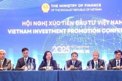 El ministro de Finanzas, Nguyen Van Thang (tercero desde la derecha) y otros funcionarios en la conferencia de promoción de inversiones en Londres, el 16 de septiembre (Foto: VNA)
