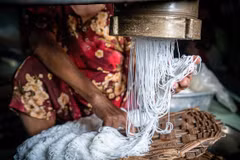 Elaboración de banh hoi Phu Long preserva esencia de cocina tradicional vietnamita