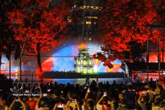Una gran multitud se congregó en la zona del lago Hoan Kiem para presenciar el espectáculo de luces con proyección en 3D sobre la Torre Tortuga. (Foto: VNA)