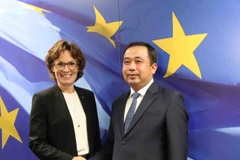 El ministro interino de Agricultura y Medio Ambiente de Vietnam, Tran Duc Thang, se reúne con la comisaria europea de Medio Ambiente, Resiliencia Hídrica y Economía Circular Competitiva, Jessica Raswall. (Foto: VNA)