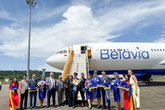 Acto de recibimiento a pasajeros del primer vuelo de Belavia Belarusian Airlines a la isla de Phu Quoc (Foto: VNA)