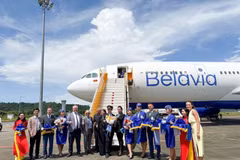 Acto de recibimiento a pasajeros del primer vuelo de Belavia Belarusian Airlines a la isla de Phu Quoc (Foto: VNA)