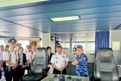 Un oficial vietnamita presenta sobre el buque CBS 8001 (Foto: VNA)
