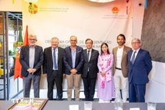 El encargado de negocios de la Embajada de Vietnam en Portugal, Nguyen Manh Thang (segundo a la izquierda), y representantes de la Asociación de Amistad Portugal-Vietnam. (Foto: VNA)