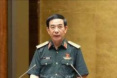 El ministro de Defensa, Phan Van Giang, presenta el borrador de ley en la sesión (Foto: VNA)