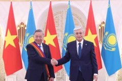 El presidente de Kazajistán, Kassym-Jomart Tokayev (derecha), entrega la Orden de Dostyk (Amistad) de Primera Clase al secretario general del Partido Comunista de Vietnam, To Lam. (Foto: VNA)