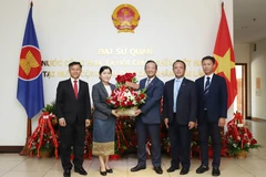 El Ministerio de Finanzas de Laos y el Comité de Cooperación Laos-Vietnam entregan flores al embajador vietnamita en Vientiane, Nguyen Minh Tam, para felicitarlo por el 80.º Día Nacional de Vietnam (2 de septiembre). (Foto: VNA)