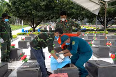 Un grupo de trabajo excava y recolecta muestras de los restos de los mártires en el cementerio de Duc Co, en la comuna homónima, provincia de Gia Lai. (Foto: VNA)