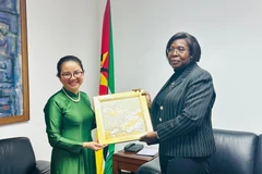 Tran Thi Thu Thin, embajadora de Vietnam en Mozambique, y la primera ministra de la nación africana, Maria Benvinda Delfina Levi (Foto: VNA)
