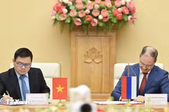 Ceremonia de firma de un memorando de entendimiento entre Vietnam y Rusia sobre cooperación en investigación científica, desarrollo tecnológico e innovación en el sector industrial. (Foto: VNA)