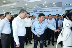 El secretario general del Partido Comunista de Vietnam, To Lam, inspecciona el Centro de Servicios de Administración Pública de Hanoi. (Foto: VNA)
