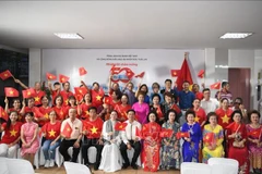 Vietnamitas residentes en el noreste de Tailandia asisten a la actividad conmemorativa por el 50.º aniversario de la reunificación nacional. (Foto: VNA)