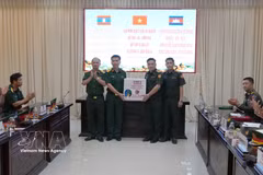La División 10 entrega obsequios a la delegación de jóvenes oficiales de Laos y Camboya. (Foto: VNA)