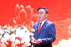 El miembro del Buró Político y permanente del Secretariado del Comité Central del Partido Comunista de Vietnam, Tran Cam Tu, interviene en la cita (Foto: VNA)