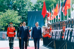 El secretario general del Partido Comunista y presidente de Vietnam, To Lam, y el primer ministro de Tailandia, Anutin Charnvirakul, pasan revista a la guardia de honor (Foto: VNA)