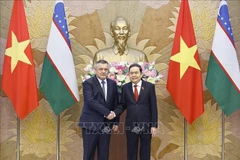 El presidente de la Asamblea Nacional de Vietnam, Tran Thanh Man (derecha), recibe al titular de la Cámara Legislativa del Oliy Majilis (Cámara baja) de Uzbekistán, Nuriddin Ismoilov (Foto: VNA)