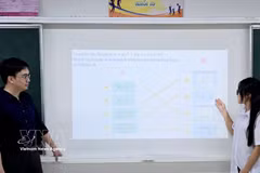 La escuela preuniversitaria Hong Quang experimenta un programa enseñanza de matemáticas en inglés en el curso escolar 2025-2026. (Foto: VNA)