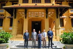 La viceministra vietnamita de Relaciones Exteriores Le Thi Thu Hang y los representantes del Grupo de Parlamentarios de Amistad Francia-Vietnam en el Senado francés (Foto: Cancillería de Vietnam)