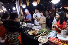 Residentes y visitantes disfrutan de la gastronomía en los puestos de comida durante el Da Nang Food Tour 2026. (Foto: VNA)