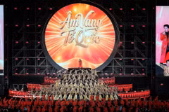 "Am Vang To Quoc" (Ecos de la Patria) es un gran espectáculo coral y de danza, que recrea la atmósfera de alegría de la nación celebrando el éxito del XIV Congreso Nacional del Partido y las grandes fiestas nacionales. (Foto: VNA)