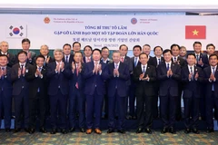 El secretario general del Partido Comunista de Vietnam, To Lam, y los directivos de las corporaciones surcoreanas (Foto: VNA)