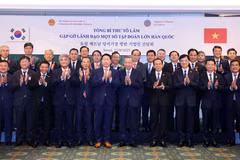 El secretario general del Partido Comunista de Vietnam, To Lam, y los directivos de las corporaciones surcoreanas (Foto: VNA)