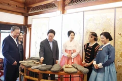 El secretario general del PCV, To Lam, y su cónyuge, Ngo Phuong Ly, presentan sobre el xilófono de piedra de Vietnam al presidente surcoreano Lee Jae Myung y su esposa, Kim Hae Kyung (Foto: VNA)