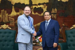 El primer ministro de Vietnam, Pham Minh Chinh (derecha), recibe al presidente y director general de Qualcomm, Cristiano Amon (Foto: VNA)