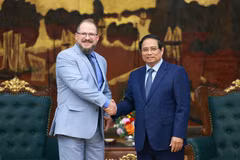 El primer ministro de Vietnam, Pham Minh Chinh (derecha), recibe al presidente y director general de Qualcomm, Cristiano Amon (Foto: VNA)