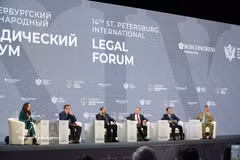 Oradores principales en la sesión plenaria del XIV Foro Jurídico Internacional de San Petersburgo. (Foto: VNA)
