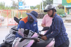Los consumidores llenan sus tanques con la gasolina biológica E10 en una estación. (Foto: VNA)