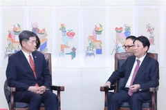 El presidente de Vietnam, Luong Cuong (derecha), recibe al presidente de la Fundación de Corea, Kim Ghee Whan (Foto: VNA)