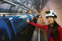 Pham Le Ha Thu (Joni Pham), junto con el sistema ATLAS en el CERN (Foto: VNA)