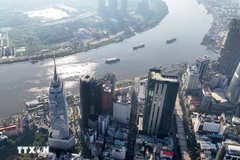 Edificios financieros a lo largo del río Saigón en el centro de Ciudad Ho Chi Minh. (Foto:VNA)