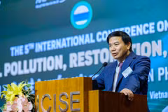 El profesor Hoang Chung Tham, de la Universidad de Auburn, se dirige a la conferencia. (Foto: ICISE)