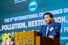 El profesor Hoang Chung Tham, de la Universidad de Auburn, se dirige a la conferencia. (Foto: ICISE)