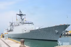 El destructor de la Armada de Corea del Sur, Kang Gam Chan, en el puerto de Tien Sa (Foto: qdnd.vn)