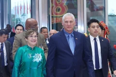 El Primer Secretario del Comité Central del Partido y Presidente de la República de Cuba, Miguel Díaz-Canel Bermúdez, y su esposa asisten a la recepción ofrecida a la delegaciones participantes en la celebración del 80º aniversario del Día Nacional de Vietnam (Foto: VNA)
