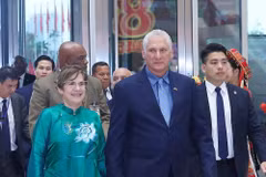 El Primer Secretario del Comité Central del Partido y Presidente de la República de Cuba, Miguel Díaz-Canel Bermúdez, y su esposa asisten a la recepción ofrecida a la delegaciones participantes en la celebración del 80º aniversario del Día Nacional de Vietnam (Foto: VNA)