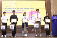 Nguyen Thi Thanh Hoa, presidenta de la Asociación de Protección de Derechos Infantiles de Vietnam, entrega regalos a los jóvenes participantes en el programa. (Foto: VNA)