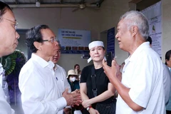 El secretario del Comité del Partido en Ciudad Ho Chi Minh, Nguyen Van Nen (segundo desde la izquierda), ofrece sus condolencias a las familias de las víctimas del incendio. (Foto: VNA)