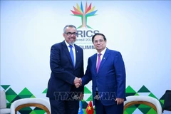 El primer ministro de Vietnam, Pham Minh Chinh (derecha), se reúne con el director general de la OMS, Tedros Adhanom Ghebreyesus (Foto: VNA)