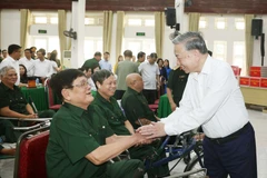 El secretario general del PCV, To Lam, visita a soldados heridos en el Centro de Enfermería para Inválidos de Guerra Thuan Thanh, en el distrito de Ninh Xa, provincia de Bac Ninh, el 15 de julio de 2025. (Foto: VNA)