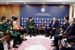 El viceministro de Defensa Hoang Xuan Chien se reúne con el ministro de Defensa turco, Yasar Guler (Foto: VNA)